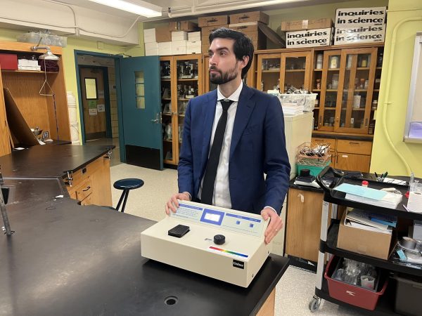 Assistant Principal Vicente Viteri teaching spectroscopy module with his spectrophotometer.
