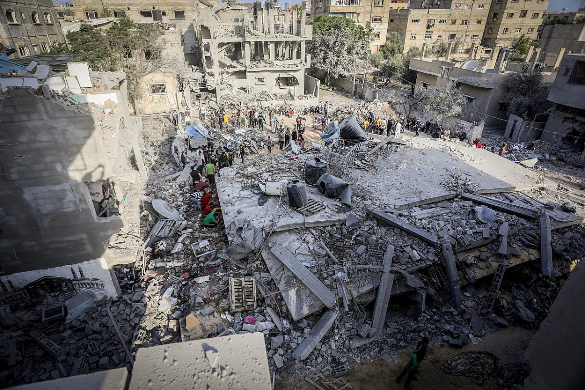 Rafah residents search for survivors amid rubble following an Israeli airstrike. (flash90.net)